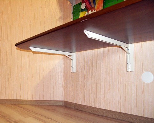 Модульный рабочий стол с регулируемыми полками